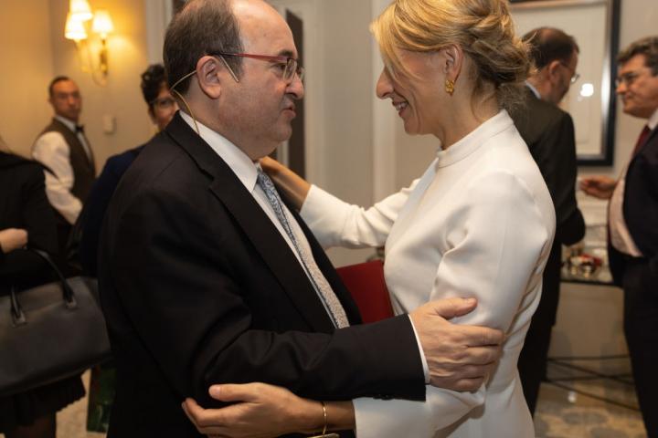 Miquel Iceta y Yolanda Díaz se saludan en un acto a finales de 2022