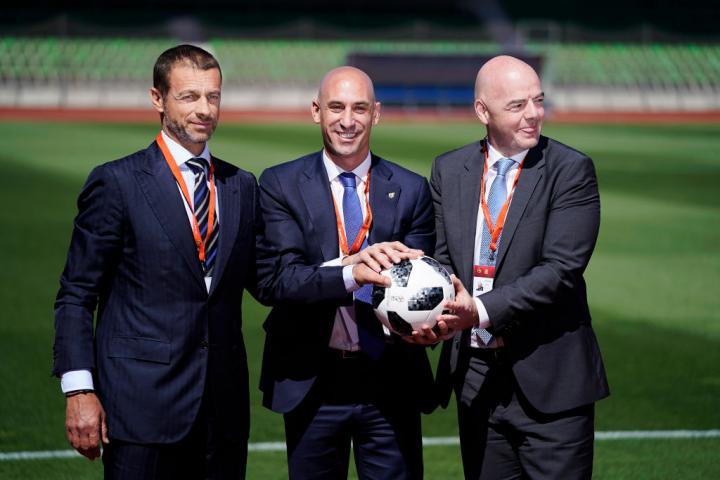 De izda. a dcha.: Aleksander Ceferin, Luis Rubiales y Gianni Infantino