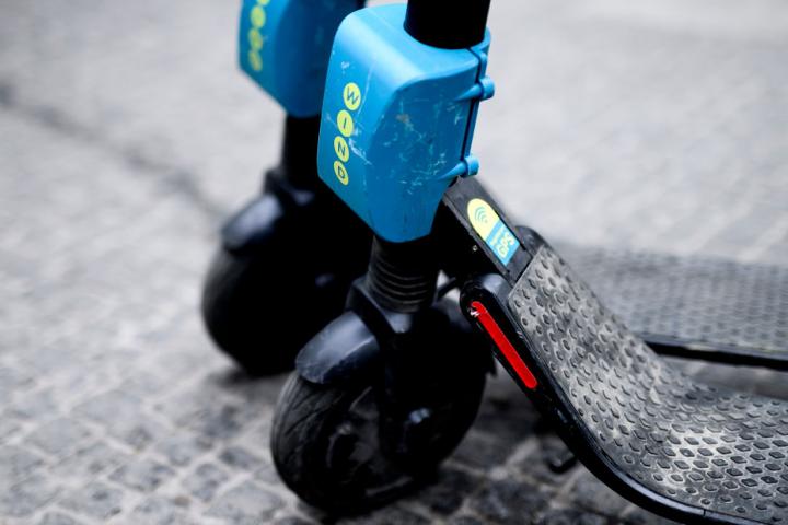 Detalle de un patinete eléctrico.