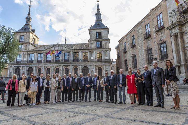 El alto representante de la Unión Europea para Asuntos Exteriores, Josep Borrell, y la ministra española de Defensa, Margarita Robles, posan con ministros europeos y otras personalidades este martes en la Catedral Primada de Toledo ante de asistir a un concierto de órgano, acto inaugural del encuentro informal semestral de los ministros de Defensa de la Unión Europea (UE).