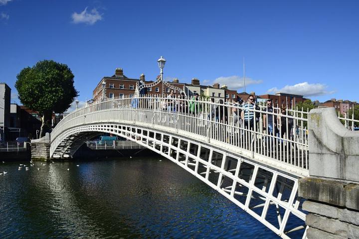 Puente sobre el río Liffey en Dublín
