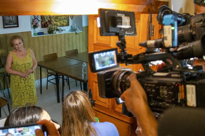 Ángeles Béjar, la madre de Luis Rubiales, en la iglesia de Motril donde permanecía encerrada, en huelga de hambre.