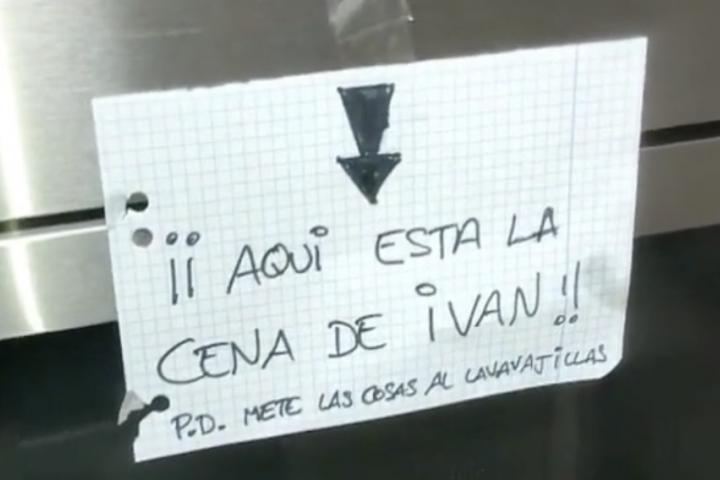 Una de las notas que le ha dejado la madre a Iván por toda la casa.