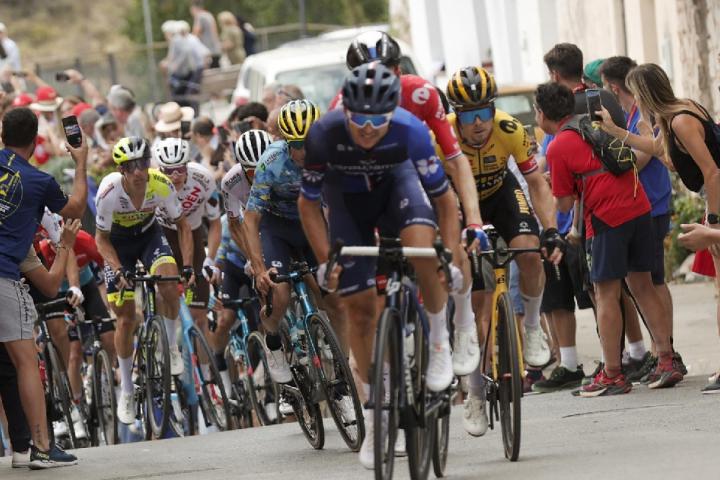 Adelantados en una de las etapas de la actual edición de La Vuelta a España 2023