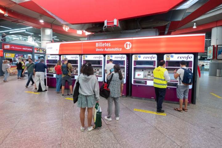 Taquillas de Renfe en la estación de Atocha, en Madrid.