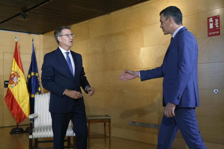 El líder del PP, Alberto Núñez Feijóo, y el presidente del Gobierno en funciones y secretario general del PSOE, Pedro Sánchez, durante la reunión para la investidura del popular.
