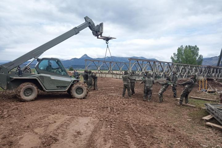 Fotografía publicada en el X del Ministerio de Defensa, de un puente tipo Baley empleados por el ejército en numerosas ocasiones de apoyo a la población civil dada la rapidez con la que pueden instalarse y sus capacidades, ya que permiten el paso de vehículos de hasta 80 toneladas. El Ministerio de Defensa ha encomendado al Mando de Ingenieros del Ejército de Tierra la instalación de un puente provisional tipo bailey en Aldea del Fresno tras el paso de la DANA.