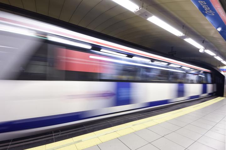Imagen de archivo de un tren de Metro Madrid en movimiento.