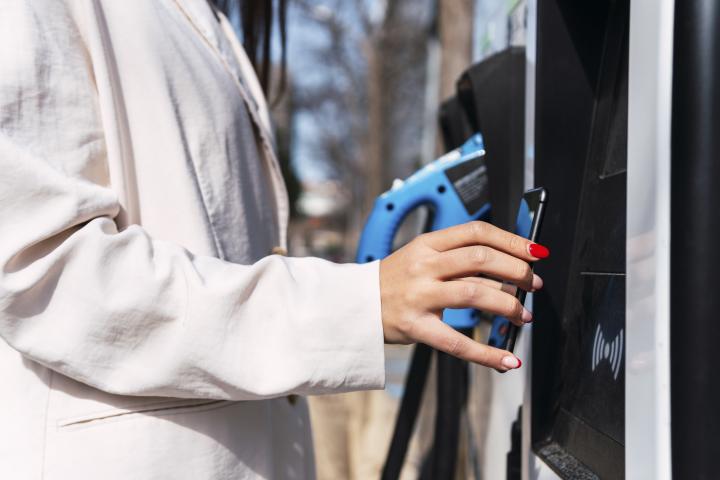 Imagen de archivo de una persona a punto de repostar combustible.