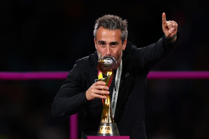 Jorge Vilda posa eufórico con la Copa del Mundo