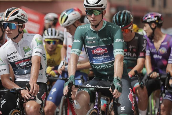 El ciclista velga Evenepoel (i) y el ciclista australiano Kaden Groves (d) se sitúan junto al resto de ciclistas en la salida de Lerma para iniciar la undécima etapa