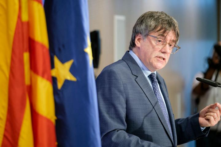 El expresident de la Generalitat Carles Puigdemont, en la rueda de prensa en las que fijó las condiciones de Junts para una investidura.