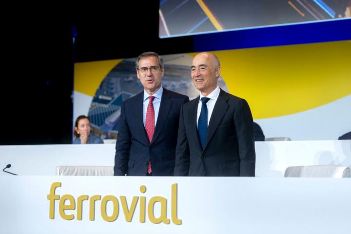 El CEO de Ferrovial, Ignacio Madridejos (izquierda) y el presidente de la compañía, Rafael del Pino (derecha), en la junta general de accionistas el 13 de abril de 2023.