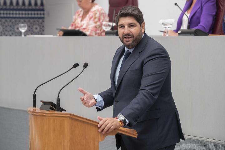 El presidente reelegido de la Comunidad de Murcia Fernando López Miras, durante un momento de su intervención en la segunda sesión del pleno de su investidura este jueves en la Asamblea Regional de Murcia en Cartagena.