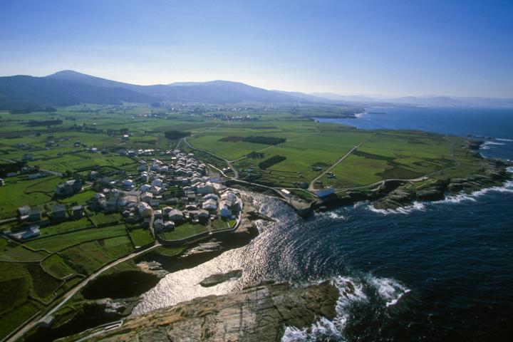 Foto aérea del pueblo de Rinlo, en la comarca de A Mariña (Galicia).