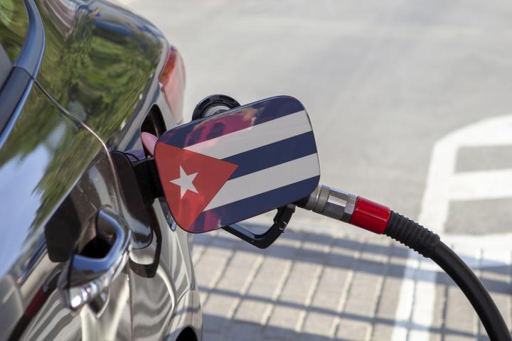 Imagen de archivo de un repostaje de combustible en Cuba.