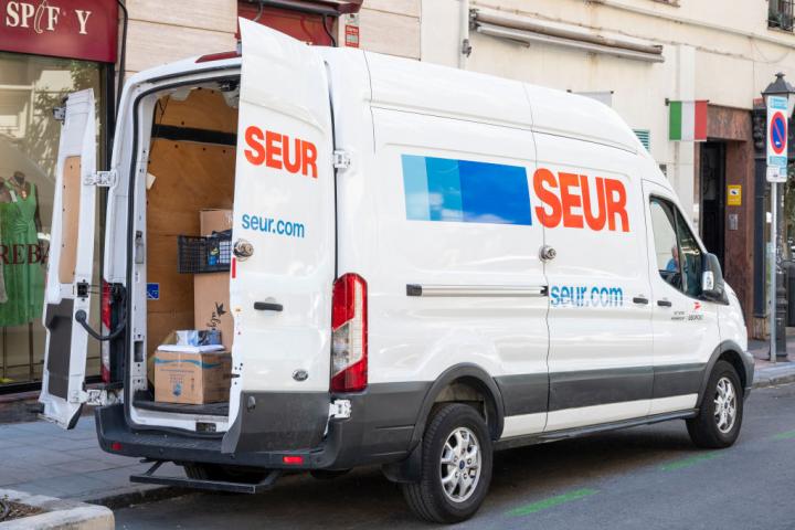 Imagen de archivo de una furgoneta de reparto de la compañía Seur.