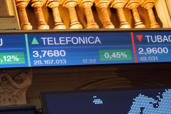 Panel del Palacio de la Bolsa de Madrid en la que se aprecia la subida de Telefónica tras la compra del 9,9% de capital por parte de la saudí STC Group.