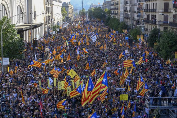 Una calle de Barcelona llena de manifestantes durante el acto central de la diada el 11 de septiembre de 2022.