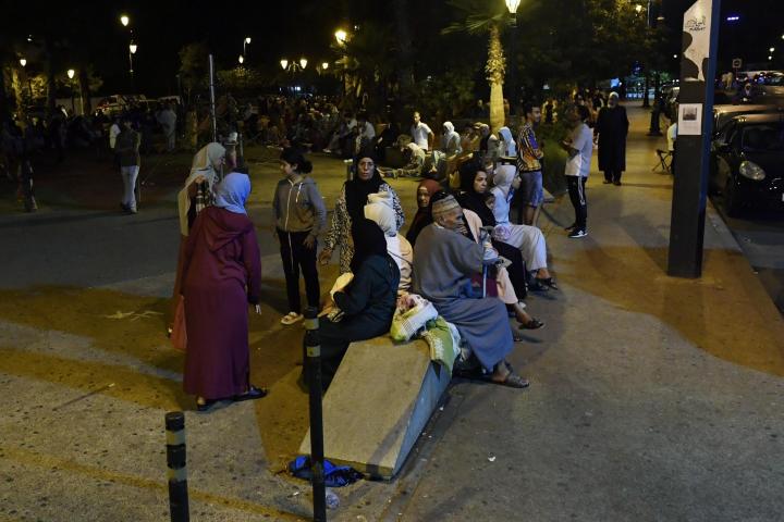 Marroquís en las calles tras el terremoto sucedido en Marruecos esta madrugada