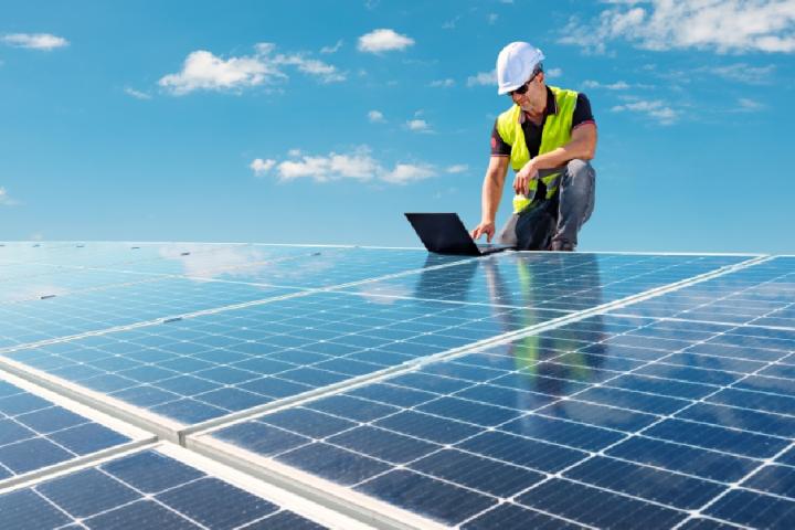 Un instalador de placas solares