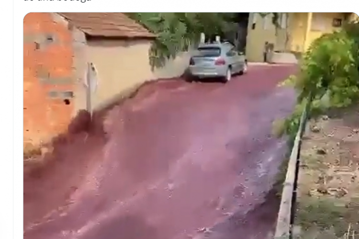 Captura del vídeo en el que se ve una calle inundada de vino tinto.