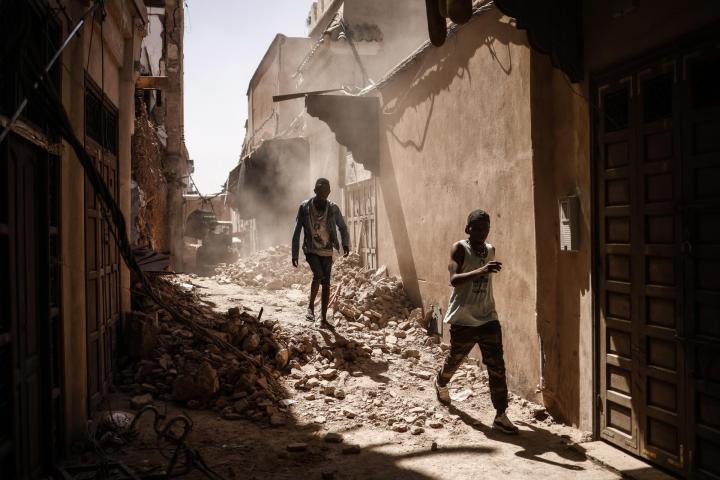 Dos personas caminan sobre los escombros de un edificio dañado dentro de la Medina después del terremoto en Marrakech, Marruecos, este lunes. Un terremoto de magnitud 6.8 que azotó el centro de Marruecos el 8 de septiembre ha matado más de 2.450 personas y otras tantas resultaron heridas, dañando edificios desde pueblos y ciudades de las montañas del Atlas hasta Marrakech, según un informe publicado por el Ministerio del Interior del país.
