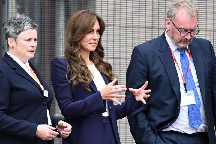 Kate Middleton, visitando HMP High Down en Surrey este martes.