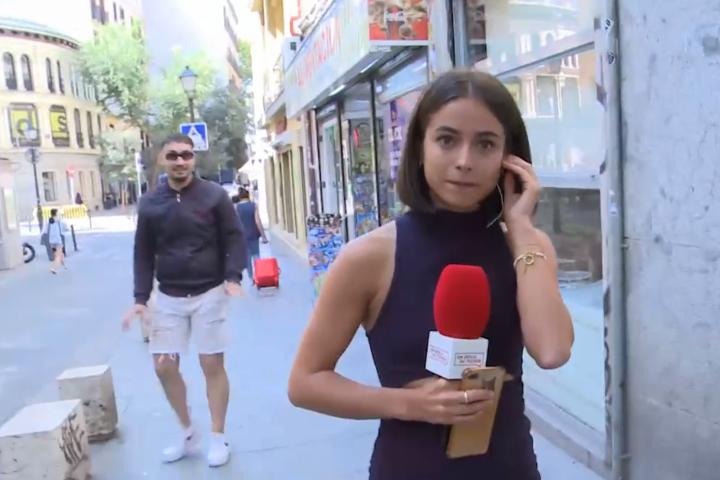 Momento en el que el hombre que le hizo un tocamiento no deseado a la periodista Isabel Balado ('En boca de todos', Cuatro) sigue insistiendo y molestando a la reportera, todavía en directo.