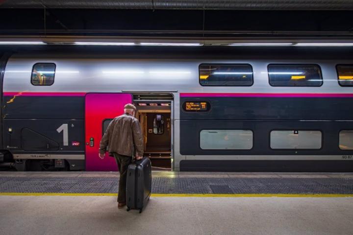 Tren de servicio de alta velocidad TGV InOui de SNCF Voyageurs
