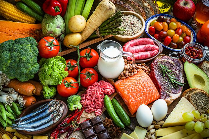 Un bodegón de alimentos.