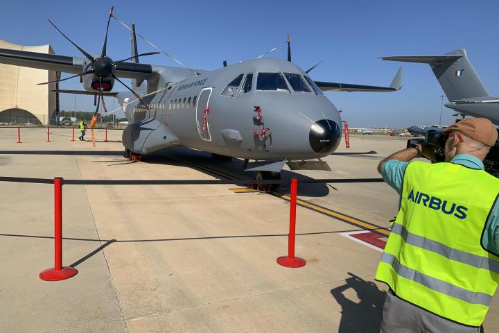 Imagen del avión C295 que Airbus ha fabricado en su planta de Sevilla y que ha sido entregado este miércoles, oficialmente al Ejército de la India, dentro de un contrato que implica entregar 56 aviones del mismo tipo, para comenzar a sustituir su flota de Avros-748, que operan actualmente en el país asiático.