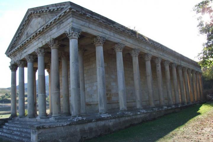 La réplica del Partenón en la comarca del Besaya (Cantabria).