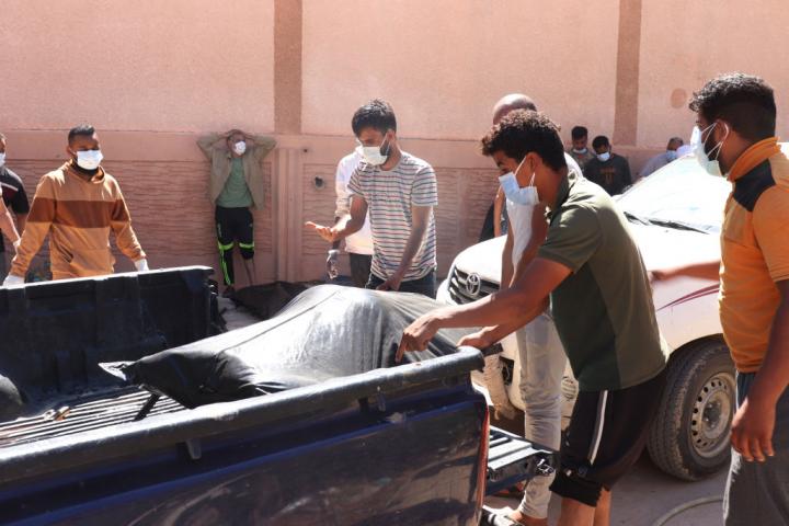 Recogida de cadáveres tras el paso del ciclón Daniel en Libia.