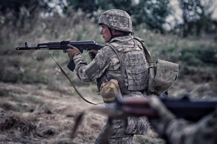 Soldados ucranianos avanzando hacia una posición en algún punto de la operación de contraofensiva del frente este.
