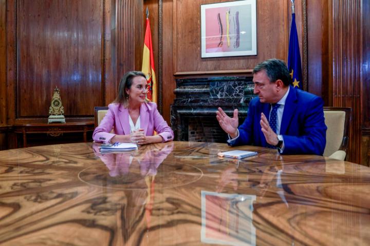 Cuca Gamarra y Aitor Esteban antes de iniciar la reunión que han mantenido este lunes 18 de septiembre.