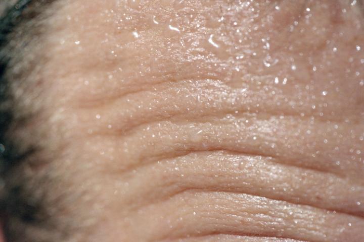 Detalle de una frente sudorosa.