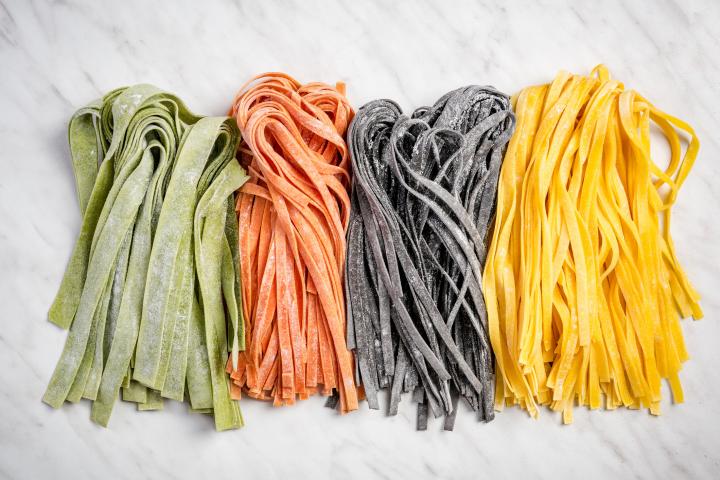 El porcentaje de verduras en la pasta de colores es mínimo.