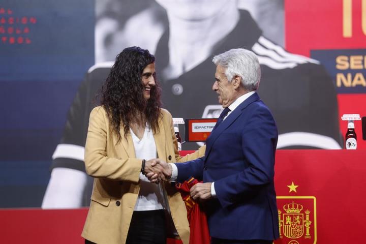 Montse Tomé y Pedro Rocha se saludan en la presentación oficial de la nueva seleccionadora