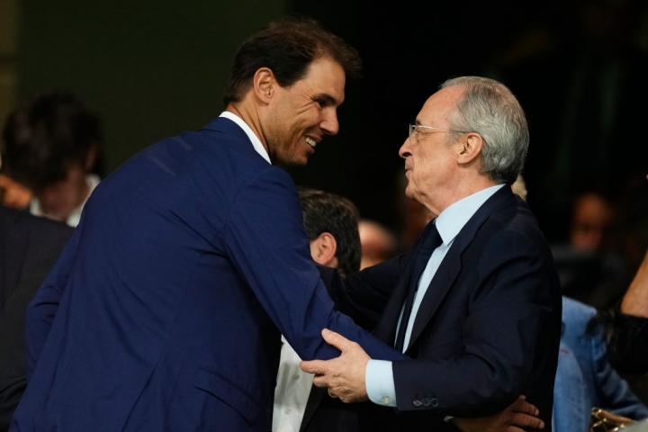 Rafa Nadal saluda a Florentino Pérez en el partido entre Real Madrid y la Real Sociedad