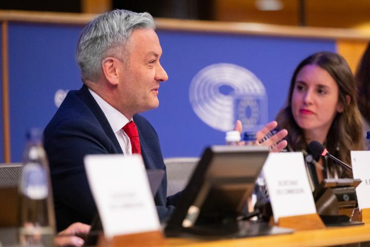 Robert Biedron junto a Irene Montero.