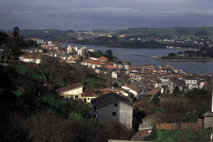 Vista panorámica del municipio de Pontedeume, donde se localiza la finca en disputa.