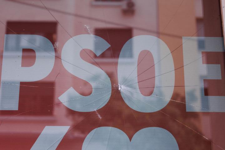 Cartel del PSOE en la sede de Ferraz.