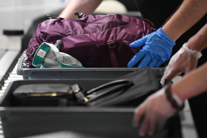 Control de equipaje de mano en un aeropuerto europeo.
