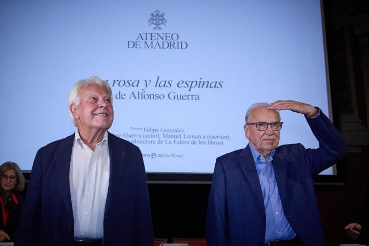 Felipe González y Alfonso Guerra en la presentación del libro 'La rosa y las espinas'.