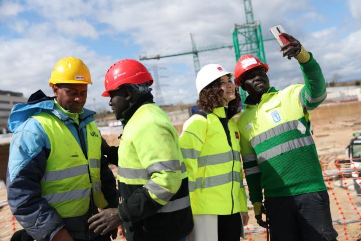 La presidenta de la Comunidad de Madrid, Isabel Díaz Ayuso, sacándose un selfi con un operario en una de las actuaciones enmarcadas en el Plan Vive.
