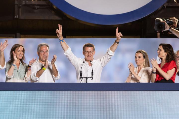 Alberto Núñez Feijóo festeja la victoria electoral en el balcón de la sede del PP de Madrid la noche electoral del 23J.