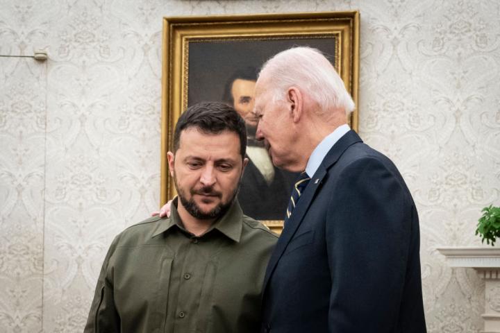 El presidente de los Estados Unidos, Joe Biden, habla con el presidente de Ucrania, Volodimir Zelenski durante su visita a la Casa Blanca.