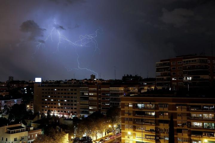 Rayos en el cielo de Madrid durante una tormenta.