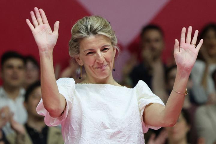 Yolanda Díaz saluda en un acto de Sumar